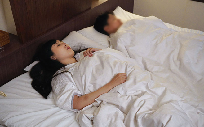後妻の誘惑　法事帰りの宿泊先はベッドがひとつ…　横山夏希 イメージ