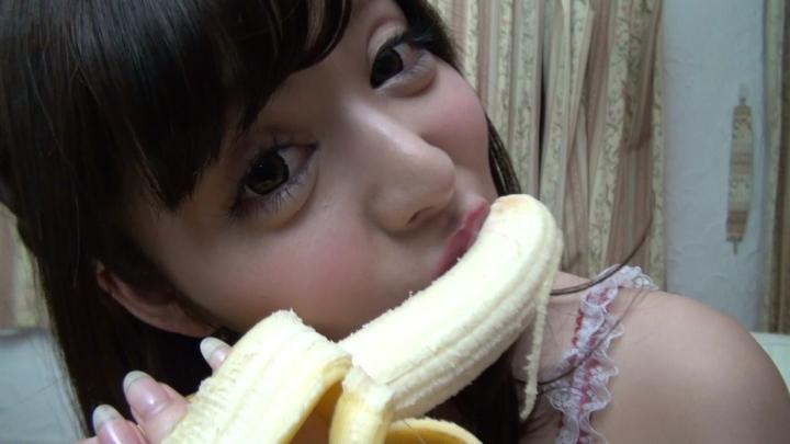 「西村奈緒」ヌードモデルのバナナ舐め イメージ